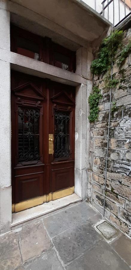 Casa Antica - Historical Apartment In Old City Center ตรีเอสเต ภายนอก รูปภาพ